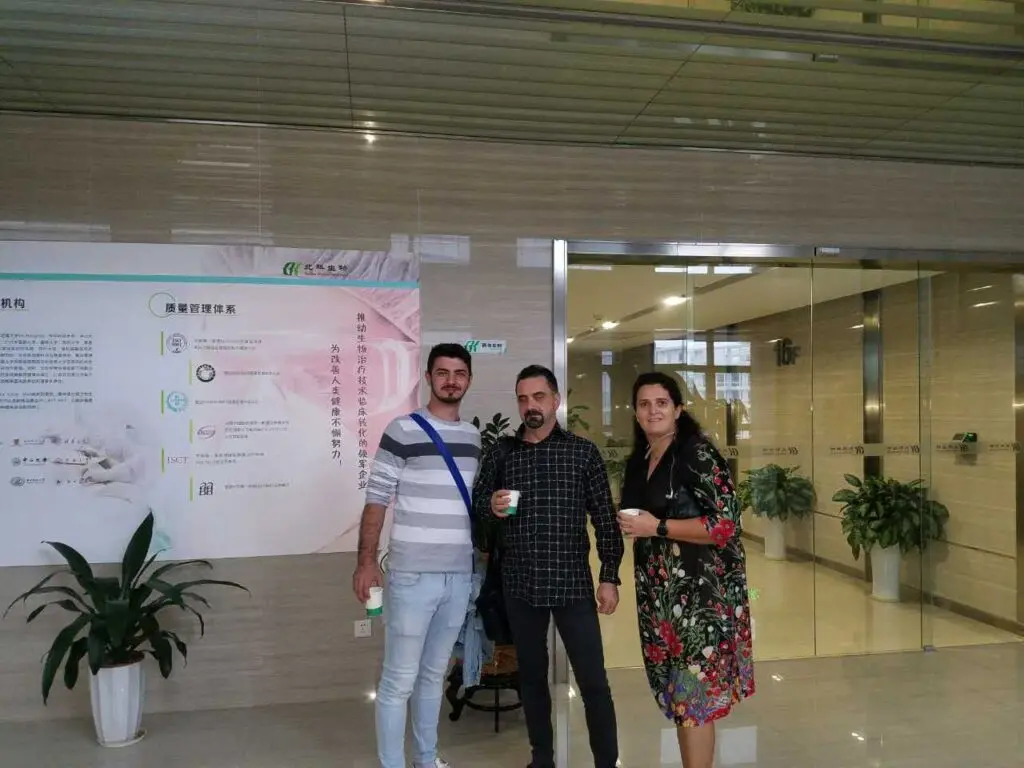 Ovidiu Simion und sein Sohn mit Alina im Büro von Beike.