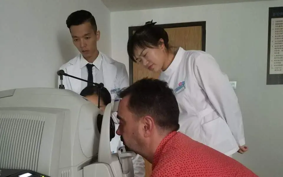 Ovidiu Simion nahm Augencheck im Krankenhaus.