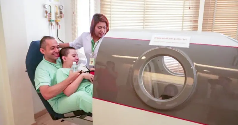 CP-Patient betritt Hyperbaric Oxygen Chamber HBOT im Better Being Hospital