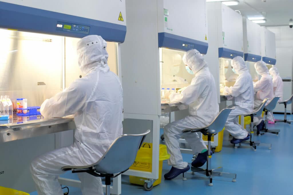 Labormitarbeiter verarbeiten Nabelschnurblut im Beike GMP-Labor