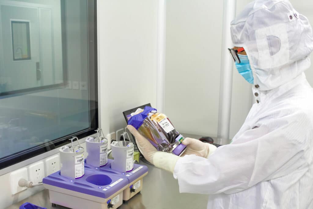Techniker testet Ein Stammzellenpaket in einem Beike-Labor