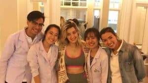 Lorena mit Mitarbeitern, die sich in Thailand einer Ataxie-Stammzellbehandlung unterziehen