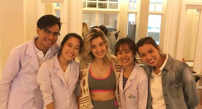 Lorena mit Mitarbeitern, die sich in Thailand einer Ataxie-Stammzellbehandlung unterziehen