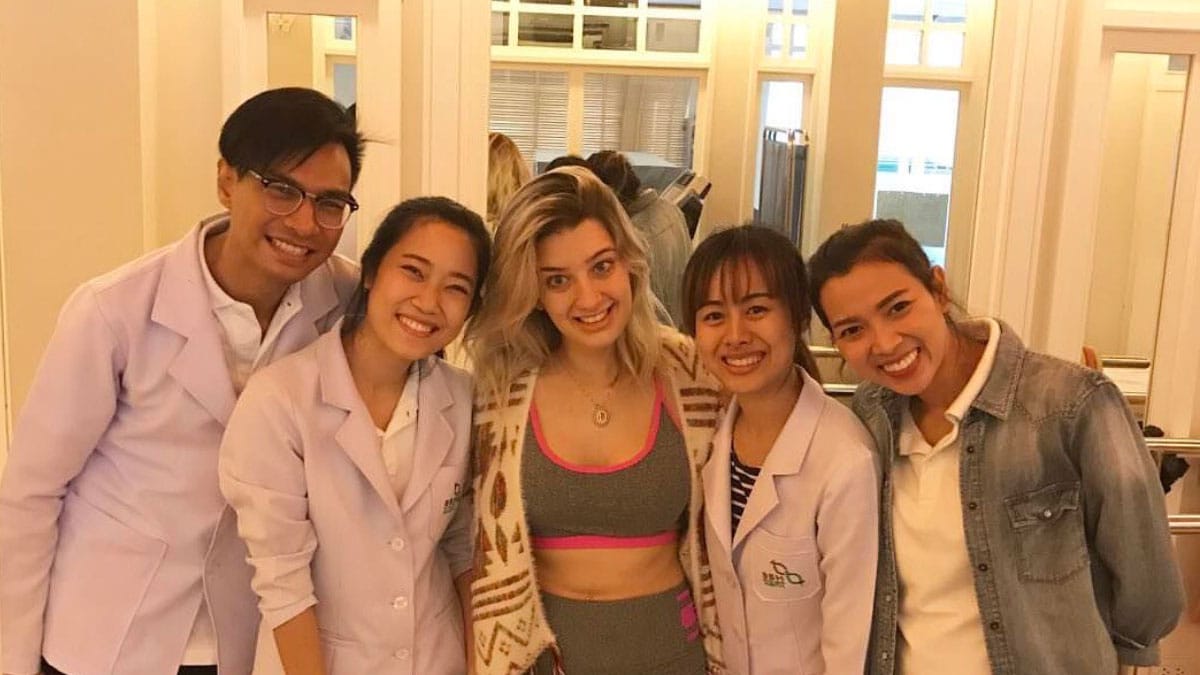 Lorena mit Mitarbeitern, die sich in Thailand einer Ataxie-Stammzellbehandlung unterziehen