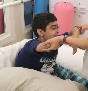 Saif während einer Physiotherapie-Sitzung