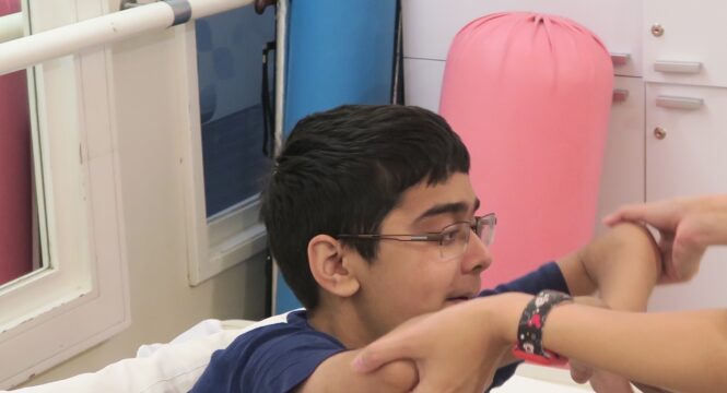 Saif während einer Physiotherapie-Sitzung