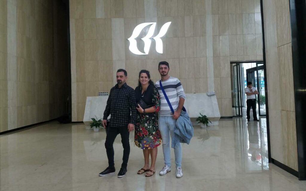 Representive Alina took patient Ovidiu Simion to visit the Beike building.